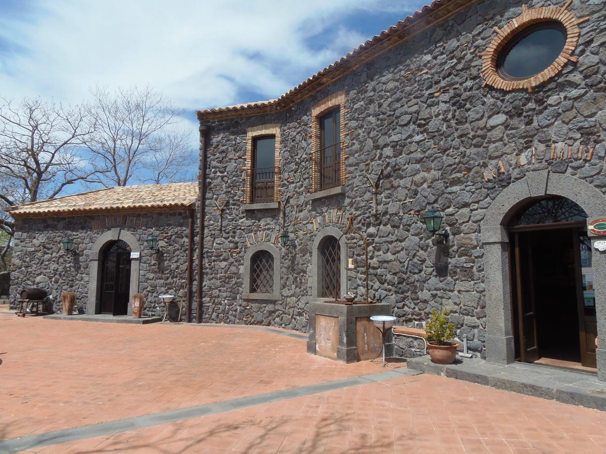 Готель Le Cisterne Dell'Etna Calcerana-Marina Екстер'єр фото